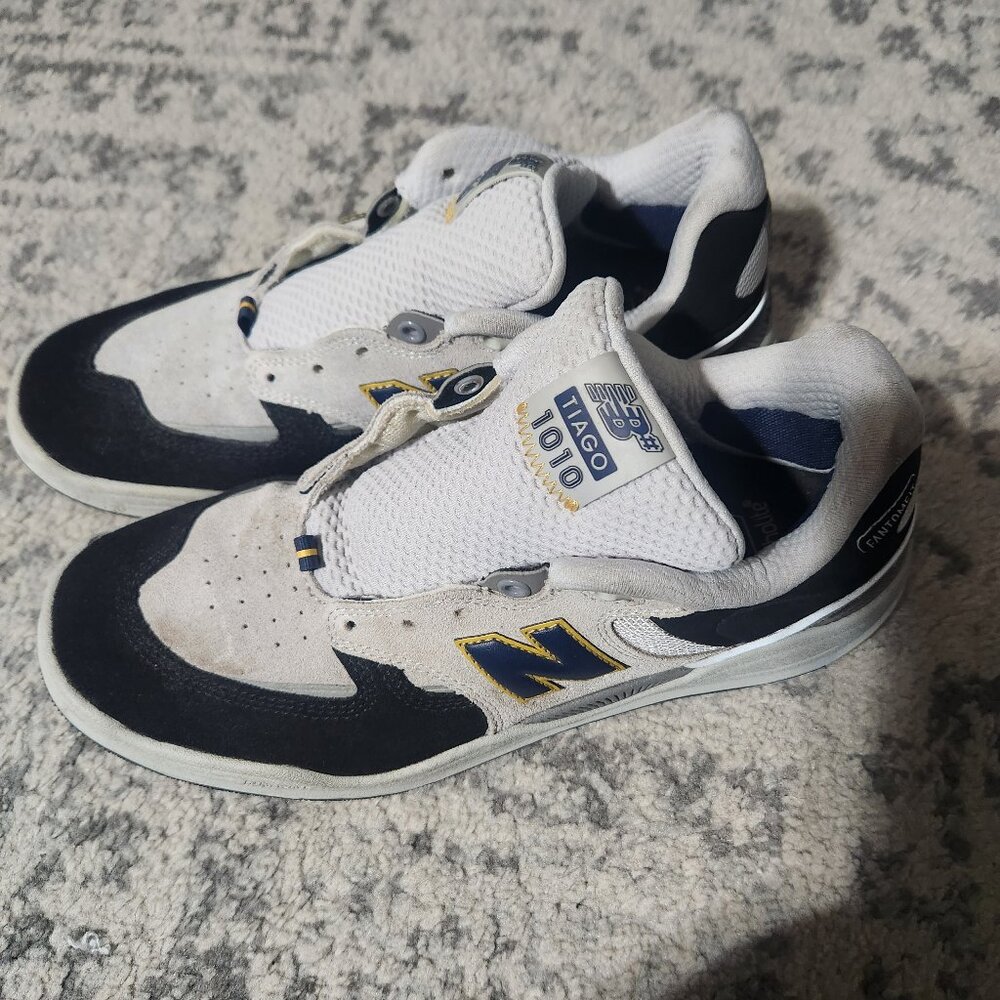 NEW BALANCE  MEN SIZE 9